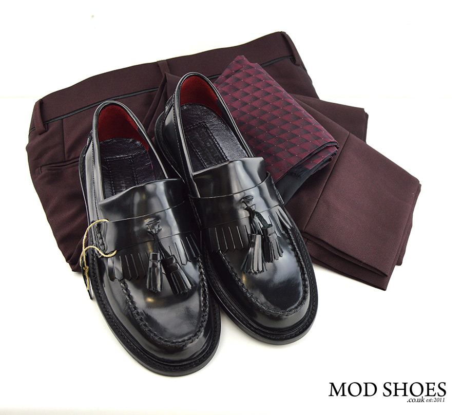 mod-shoes-black-tassel-loafers-with-Burgundy-trousers