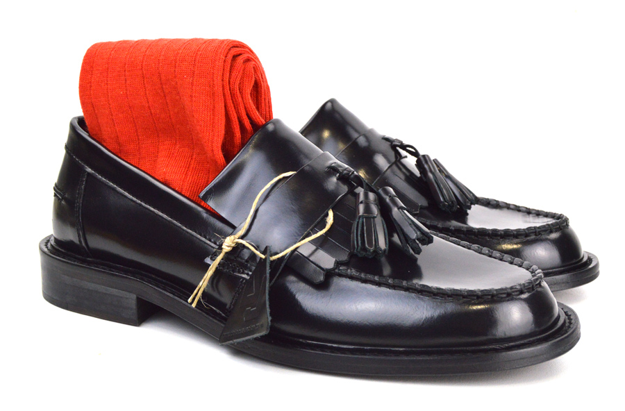 mod-shoes-black-tassel-loafers-with-red-socks